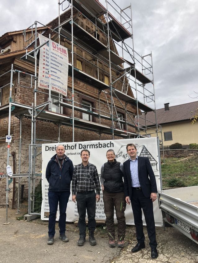 Bürgermeister Luca Wilhelm Prayon begrüßt das Ehepaar Stock in Darmsbach und wünscht ihnen  und ihrem Architekten Armin Osswald (ganz links) weiterhin viel Erfolg bei der Sanierung.